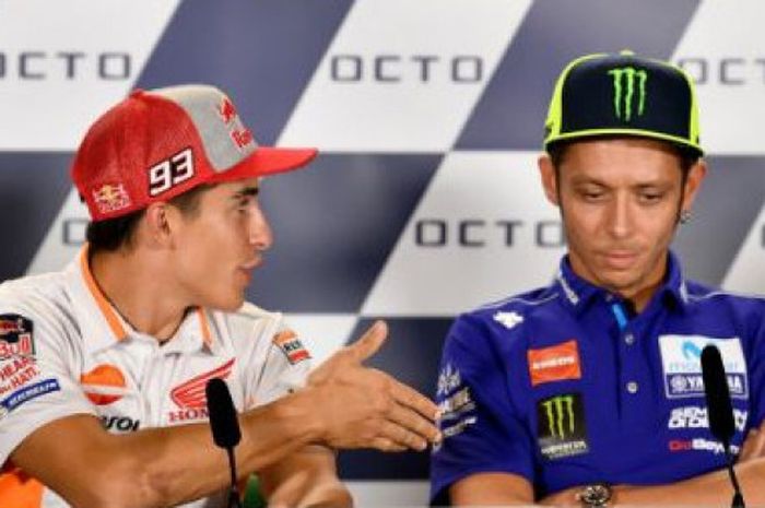         Valentino Rossi (kanan) menolak jabat tangan Marc Marquez (kiri) saat sesi konferensi pers.