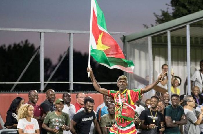 Pendukung timnas Suriname membawa bendera negerinya saat skuat negaranya dijamu Almere City FC pada 