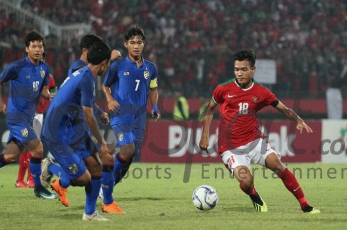Aksi penyerang timnas U-16, Brylian Aldama saat mencoba melewati para pemain timnas U-16 Thailand pa