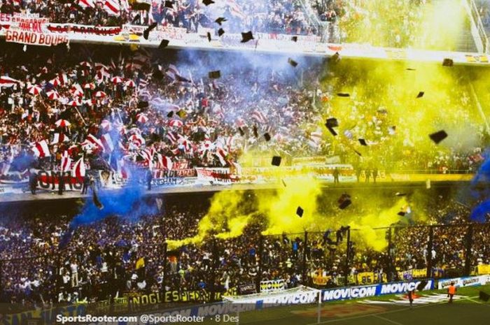 Kemeriahan suporter Boca Juniors di markas mereka, Stadion La Bombonera, Buenos Aires, Argentina.