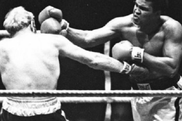 Muhammad Ali. Petinju kelas berat legendaris, yang terkenal dengan gaya tinjunya yang menyengat sepe