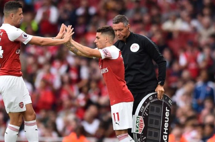 Lucas Torreira masuk menggantikan Granit Xhaka (kiri)  dalam partai Liga inggris antara Arsenal lawa