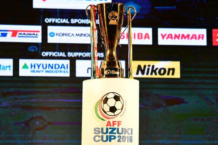 Trofi Piala AFF dalam acara pengundian fase grup Piala AFF 2016 di Myanmar pada 2 Agustus 2916.