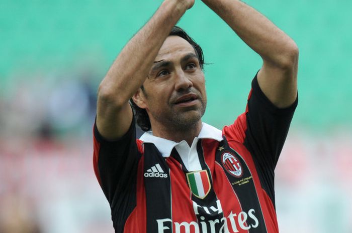 Melawan Novara pada 13 Mei 2012 di Stadion San Siro, Milan, Alessandro Nesta memberikan tepuk tangan