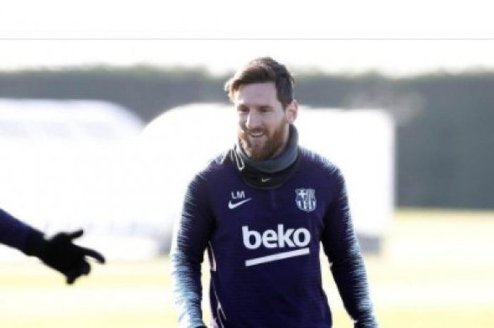 Megabintang FC Barcelona, Lionel Messi, sedang menjalani sesi latihan.