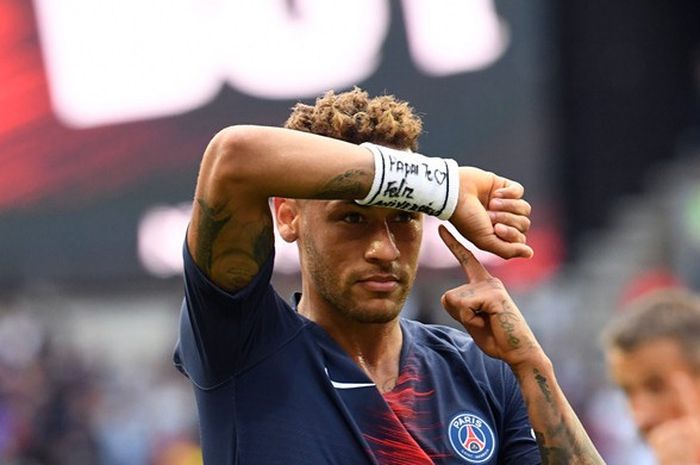 Penyerang Paris Saint-Germain, Neymar, merayakan gol yang dicetak ke gawang Angers dalam laga Liga P