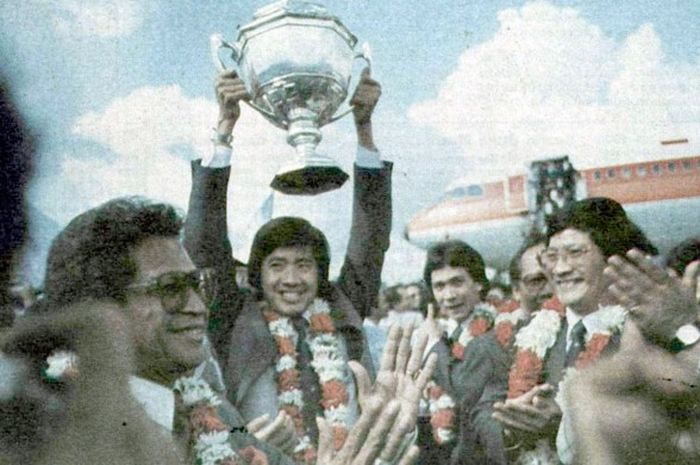 Rudy Hartono mengangkat Piala Thomas disaksikan Menpora Abdul Gafur, Liem Siw King, Tan Joe Hok, dan