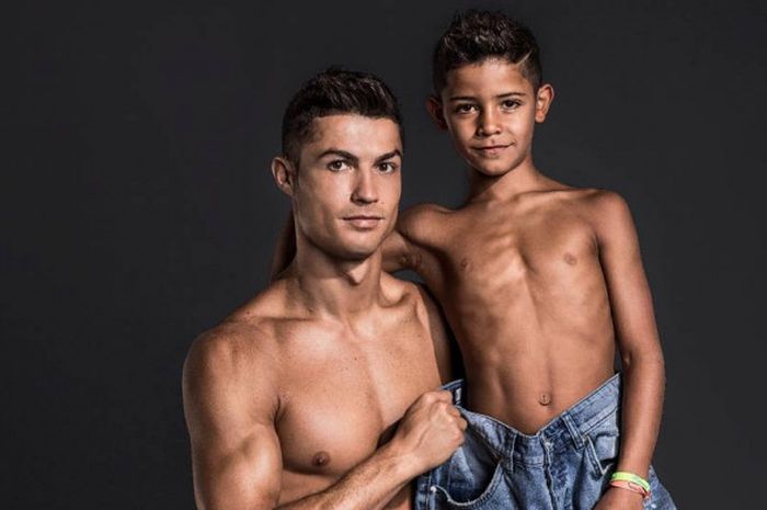  Cristiano Ronaldo (kiri) bersama dengan Cristiano Ronaldo Junior 