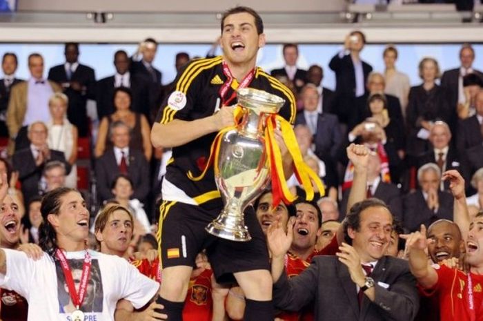 Kapten Spanyol, Iker Casillas, mengangkat trofi Euro 2008 setelah diberikan oleh Presiden UEFA Miche