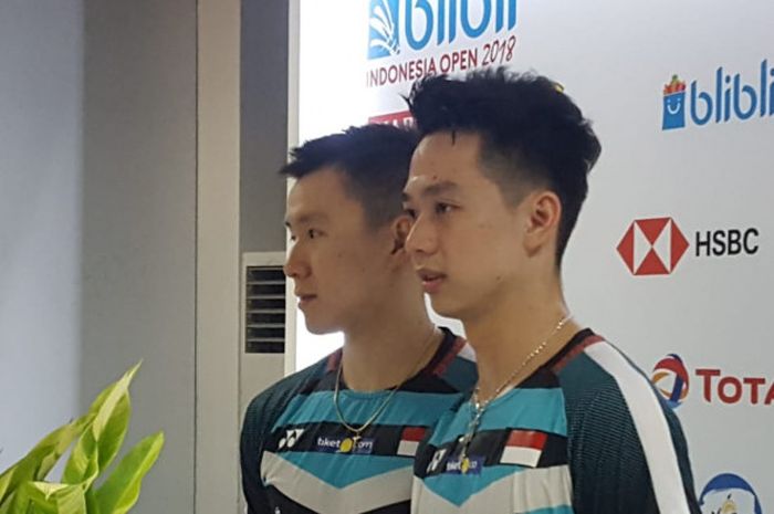 Marcus/Kevin saat menjalani konferensi pers usai melaju ke babak perempat final Indonesia Open 2018,