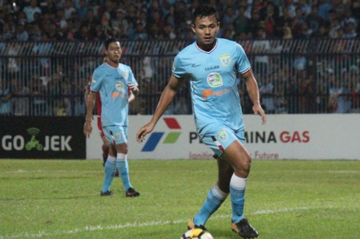 Aksi pemain Persela Lamongan, Arif Satria, pada laga melawan Persija Jakarta di Stadion Surajaya La