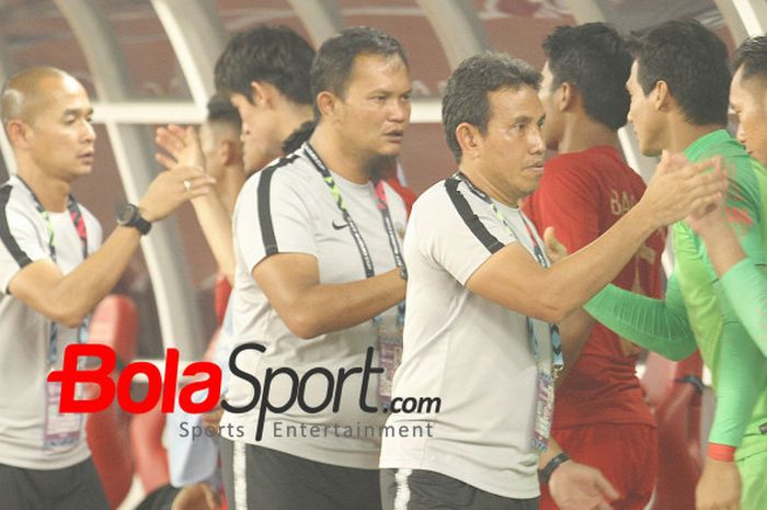 Para pelatih timnas Indonesia dipimpin Bima Sakti menyalami pemain cadangan skuat Garuda seusai laga