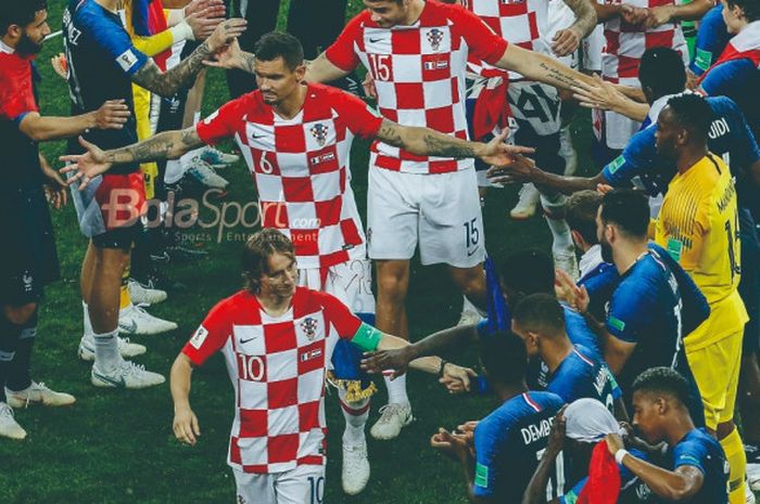 Kapten tim nasional Kroasia, Luka Modric, memimpin rekan-rekannya menerima medali perak setelah kala