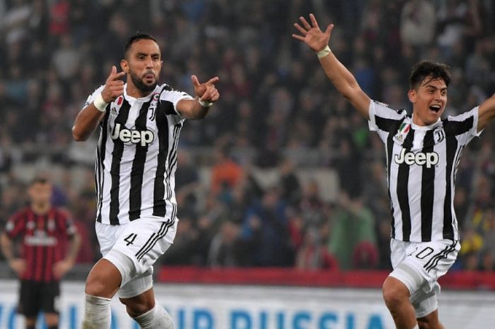 Bek Juventus, Medhi Benatia (kiri), merayakan golnya ke gawang AC Milan dalam laga final Coppa Itali