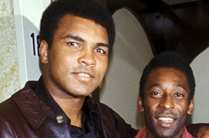 Dua sosok legendaris di bidang olahraga tinju dan sepak bola, Muhammad Ali (kiri) dan Pele. 