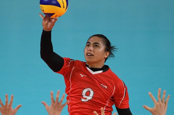   Pemain timnas Indonesia, Aprilia Manganang, melakukan smash di pertandingan cabang voli putri mela