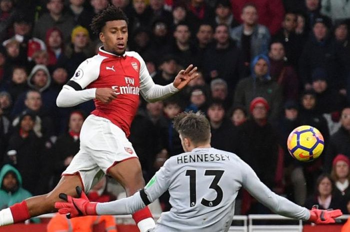 Penyerang Arsenal, Alex Iwobi, melepaskan tembakan yang mengarah ke kiper Crystal Palace, Wayne Henn