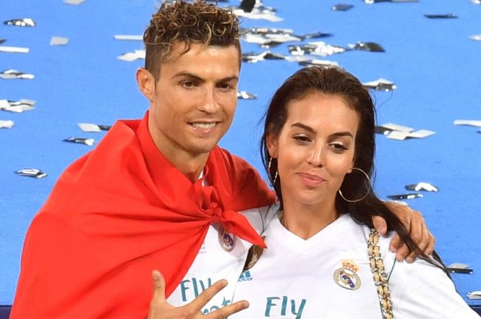      Bintang Real Madrid, Cristiano Ronaldo, berpose dengan kekasihnya, Georgina Rodriguez, saat mer