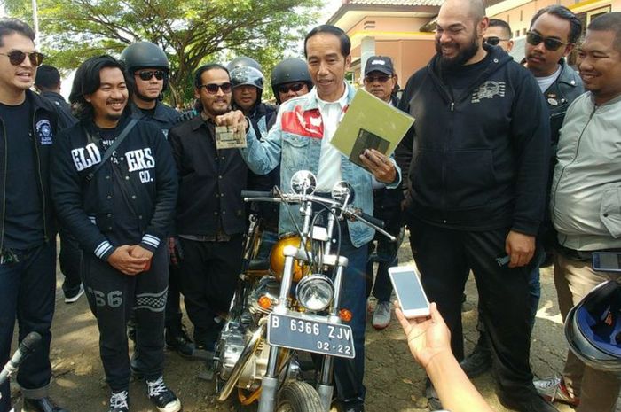 Presiden Joko Widodo memperlihatkan dokumen dan kelengkapan berkendara sebelum menjajal sepeda motor chopper miliknya di Sukabumi, Jawa Barat, Minggu (8/4/2018).