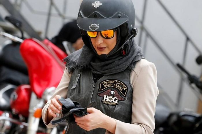 Salah satu wanita Arab Saudi yang akan latihan mengendarai motor Harley-Davidson.