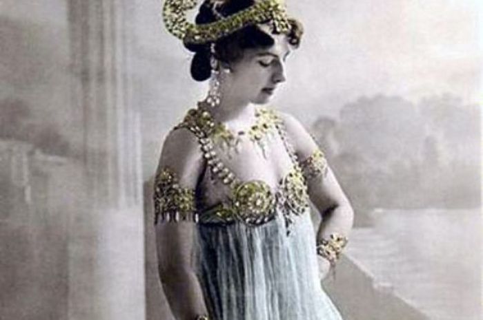 Mata Hari, penari erotis tertuduh agen ganda di Perang Dunia I. Saat dieksekusi mati, Mata Hari meno