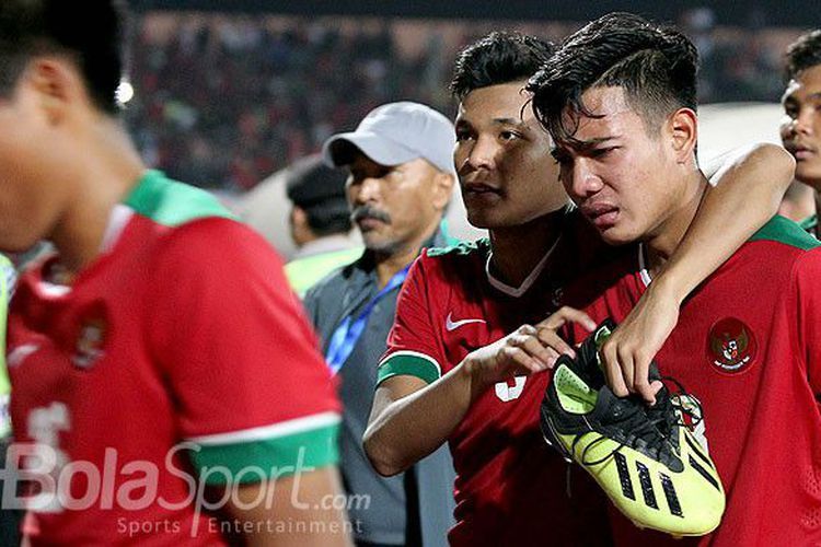 Saat kawan-kawannya merayakan kemenangan, Brylian terlihat tak bisa menghentikan tangisnya karena teringat mendiang ibu tercinta.