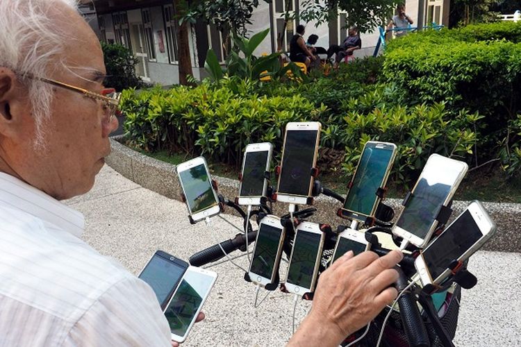 Demi Kumpulkan Pokemon Go, Kakek ini Pasang 11 Ponsel di Sepeda