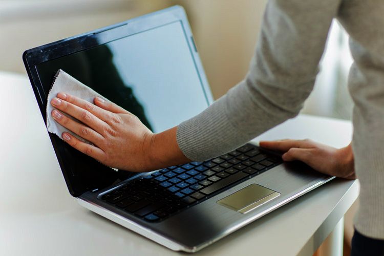 Tips Rawat Laptop Agar Tetap Awet, Jangan Gunakan Laptop di atas Kasur