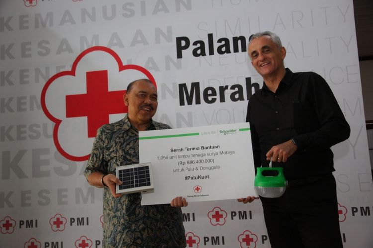 Schneider Electric Donasikan 1.000 Lampu LED ke Sulawesi Tengah