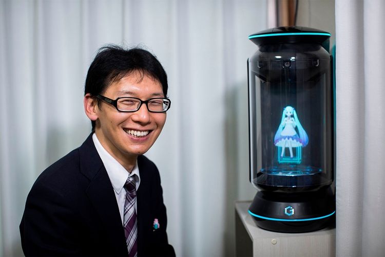 Enggan dengan Manusia, Pria Jepang ini Nikahi Perempuan Hologram