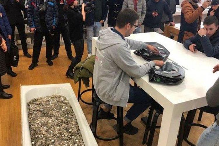 Blogger Rusia ini Beli iPhone XS dengan Uang Koin Satu Bak Mandi