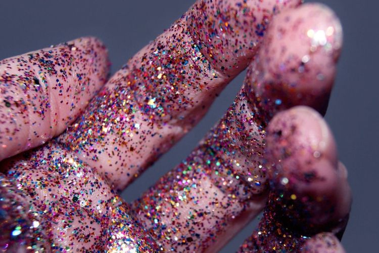 Cara menghilangkan glitter pada kebaya brokat