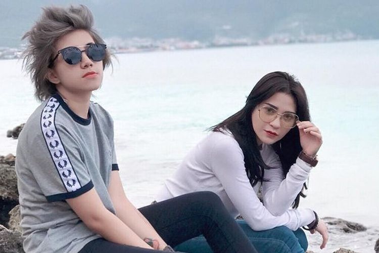 Dikabarkan Suka Sesama Jenis Dera Idol Artis Ftv Pamer Foto Sambil Pegang Dada Wajar Nggak Sih Semua Halaman Grid