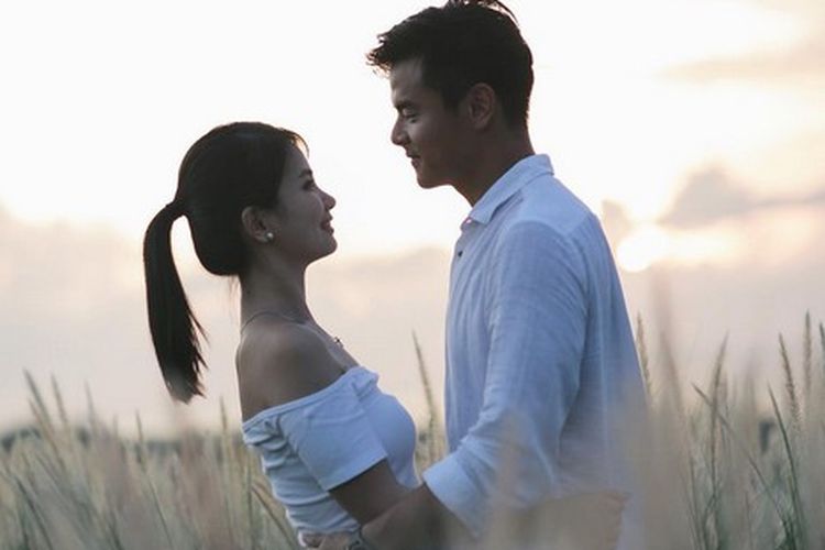 Setelah Liburan Ke Italia Dion Wiyoko Resmi Lamar Sang Pacar Fiona Anthony Setelah Liburan Ke Italia Dion Wiyoko Resmi Lamar Sang Pacar Fiona Anthony