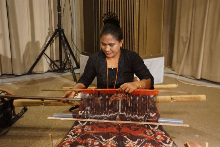 Ternyata Inilah Rahasia Pewarnaan Kain Tenun Sumba Yang Sangat Indah