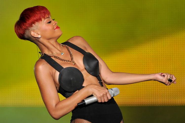 Video Klip Only Girl In the World Rihanna di Tengah Padang Rumput