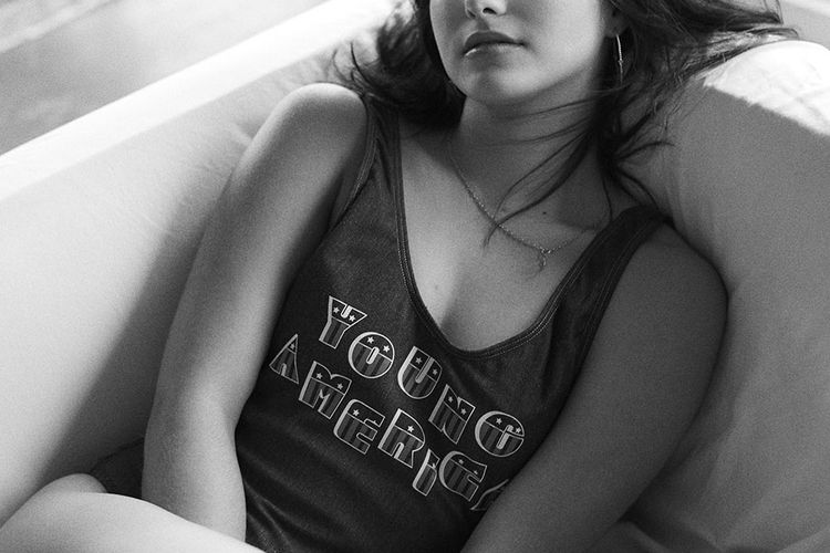 Mon voisin du dessus - Page 4 74176_camila-mendes