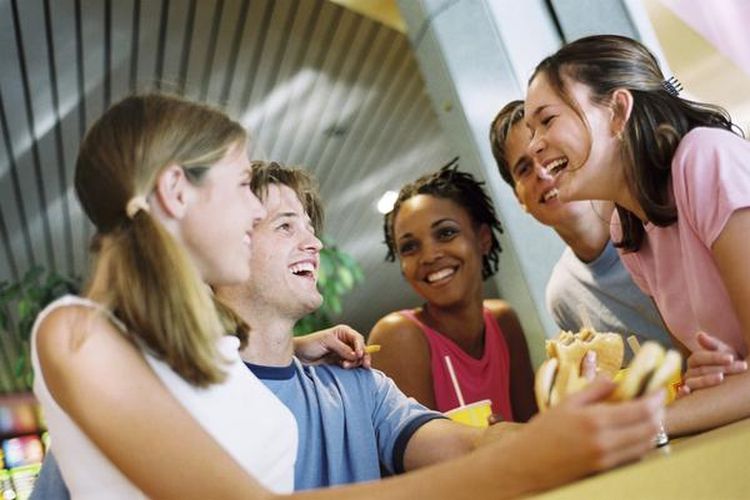 6 Jurus Bergaul Yang Asik Di Depan Cewek Hai