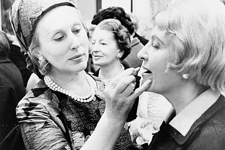 Estee Lauder, Wanita di Takhta Kecantikan (4)