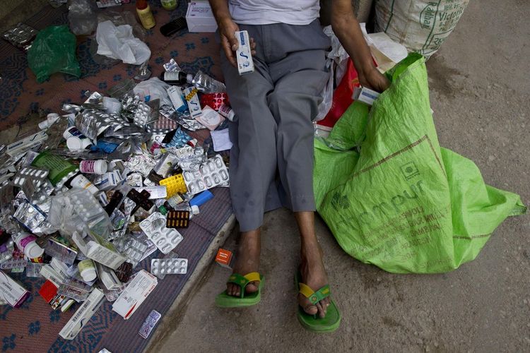 (FOTO) Pria Tua Ini Kumpulkan Obat-obatan Sisa untuk Dibagikan kepada Warga Miskin