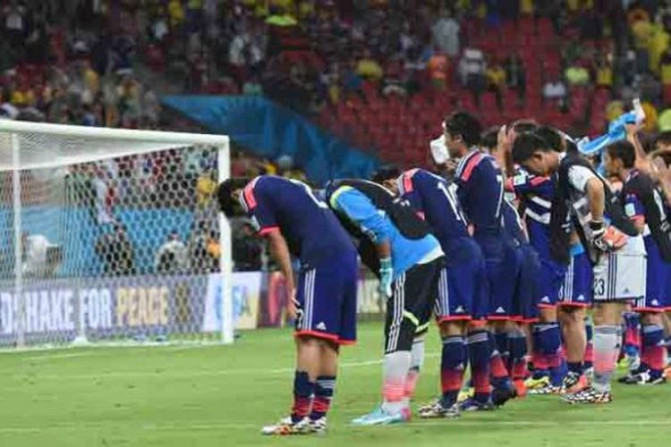 Salut! Meski Kalah, Suporter Jepang Tetap Punguti Sampah di Stadion