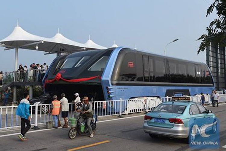 Moda Transportasi Futuristik China Transit Elevated Bus Benar-benar Telah Siap Beroperasi