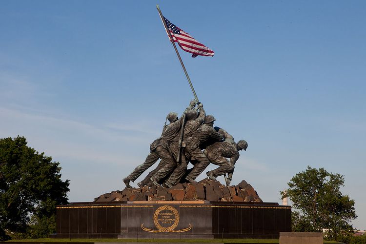 Suasana heroik pengibaran bendera AS di Iwo Jima