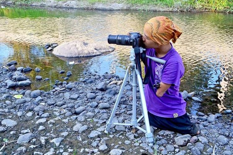 Fotografer ini memberi 'cubitan' pada mereka yang dilahirkan tanpa kekurangan fisik. Meski hampir bunuh diri, namun semangat belajarnya mampu melewati semua rintangan.