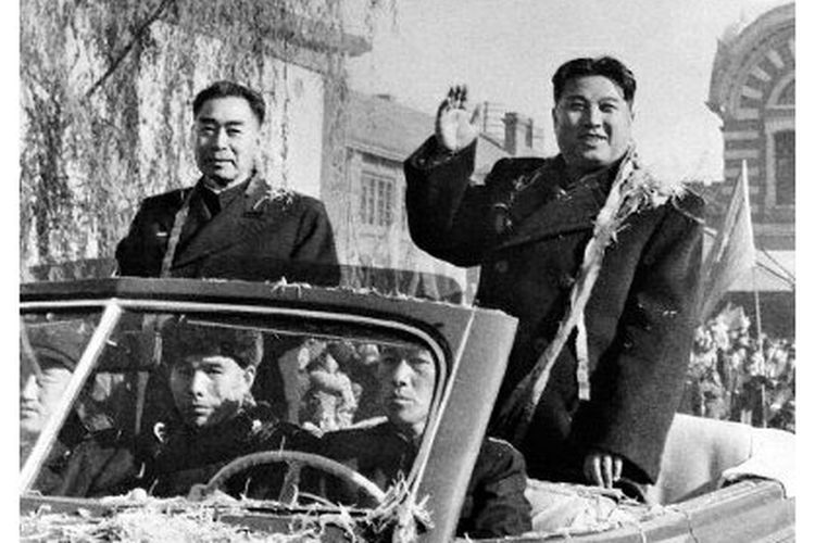 Kim Il Sung sedang melambaikan tangan dalam parade