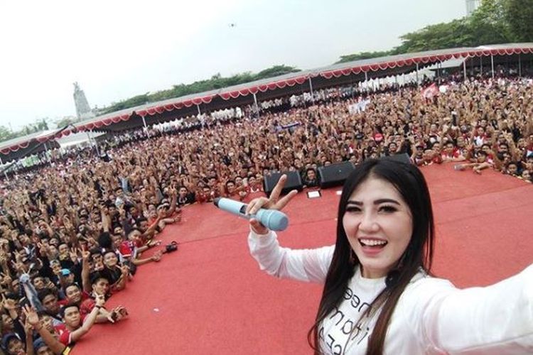 Penyanyi Fenomenal dangdut masa kini yang ternyata tetap teguh pada identitasnya dari penyanyi panggung rakyat hingga dikenal secara nasional.