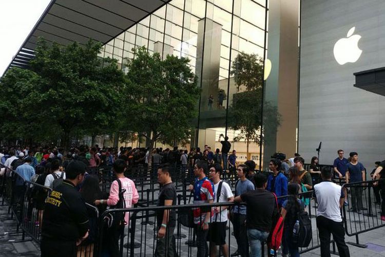 Apple akhirnya bakal resmi meluncurkan iPhone X di gerai-gerai miliknya di sejumlah negara, termasuk Apple Orchard Road, Singapura, hari ini. Simak suasana antrean menjelang penjualannya. 