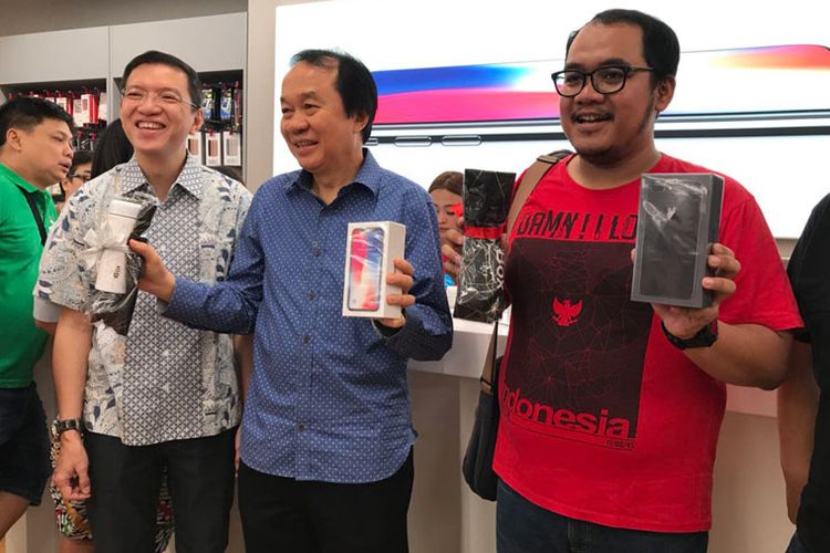 iPhone X, iPhone 8, dan iPhone 8 Plus akhirnya sudah meluncur secara resmi di Indonesia hari ini, Jumat, 22 Desember 2017. Seperti tahun sebelumnya, banyak Apple Fanboy memadati salah satu gerai resmi yang menjual produk Apple.