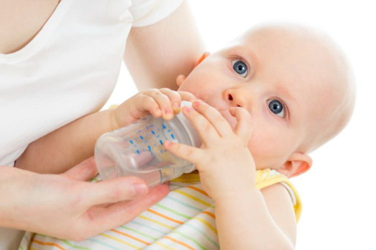 Apakah bayi boleh minum air putih