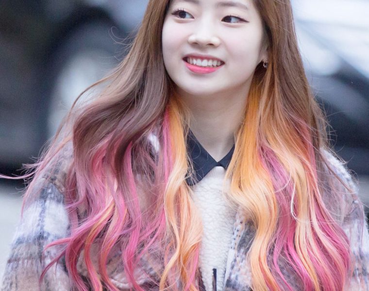 Cukup 3 Langkah Untuk Membuat Rambut Berwarna Dengan Eyeshadow Cewekbanget Cukup 3 Langkah Untuk Membuat Rambut Berwarna Dengan Eyeshadow Cewekbanget